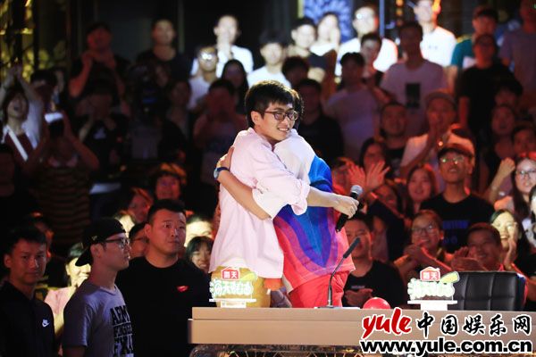 《中国达人秀》首播告捷！沈腾杨幂默契“爆金灯”，金星蔡国庆“闹”分歧